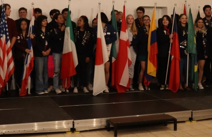 Les Students avec leurs drapeaux nationaux.